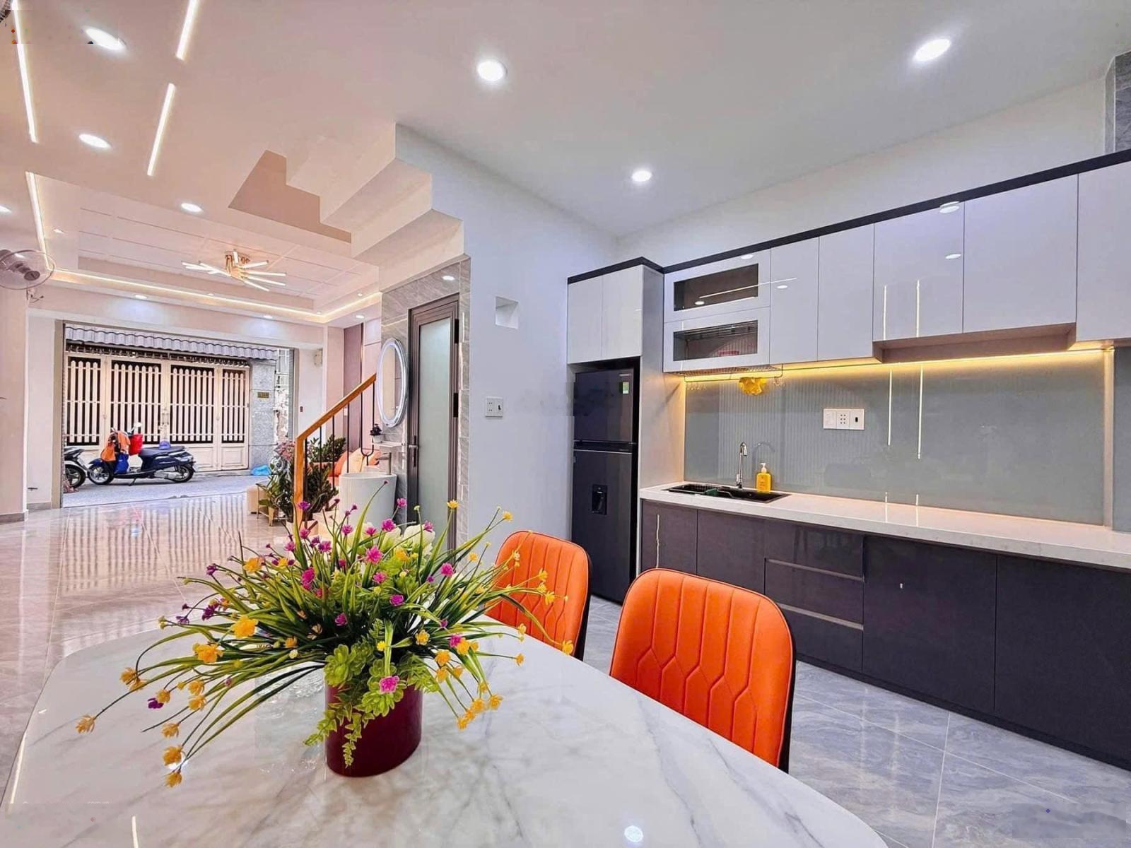 Chủ nhà kẹt tiền cần bán gấp căn nhà lê văn sỹ p12 q3 giá 2 tỷ 650