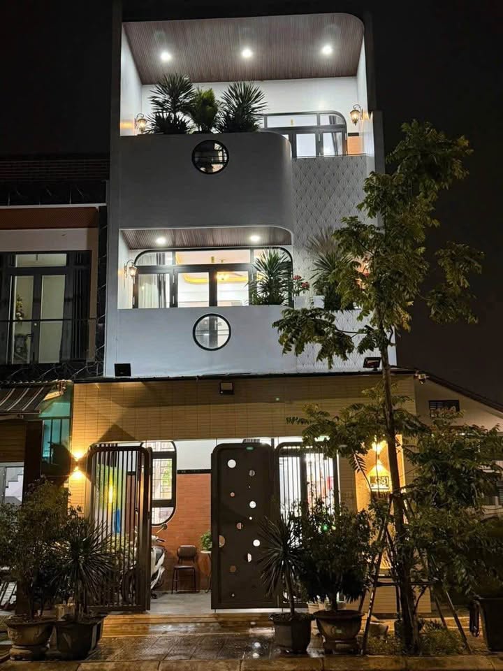 Bán nhà 3 tầng tại khu quy hoạch Hương Sơ, đường Nguyễn Văn Linh, view công viên