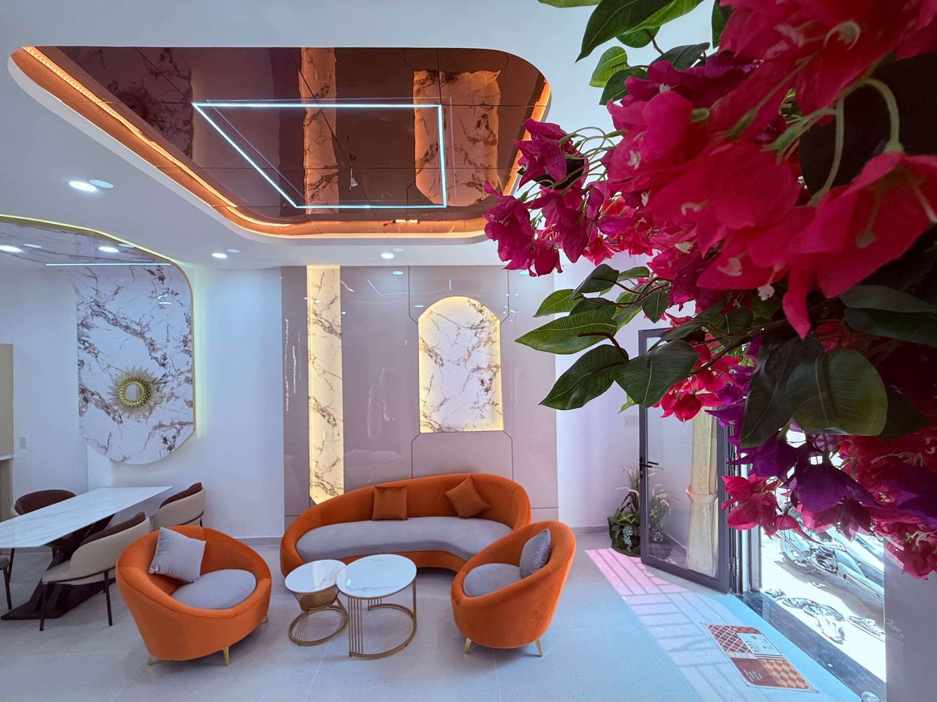 Bán nhà 3 tầng, ô tô đỗ cách nhà 1 căn, nội thất cao cấp, sát mặt tiền Nơ Trang Long