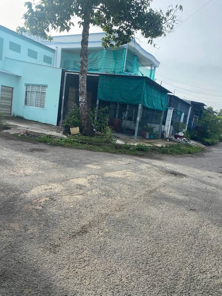 Bán nhà góc 2 mặt gần khu công nghiệp Long Đức, nhà mới, ô tô vào thoải mái