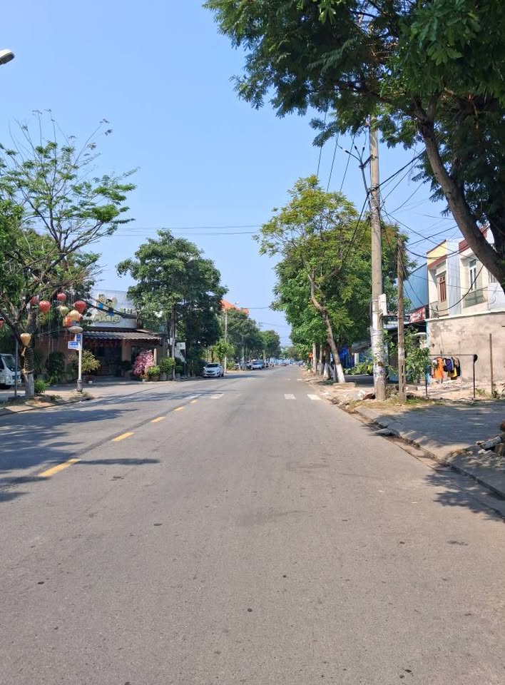 Chào bán nhà mặt tiền Nguyễn Chánh, 100m ra biển, diện tích 200m2, nhà 2 tầng, cửa gỗ quý 2 lớp