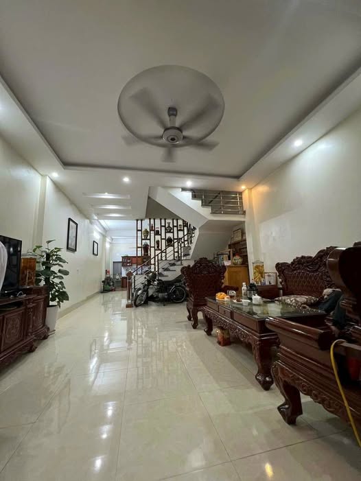 Bán nhà dân 3 tầng, sổ đỏ 99m2 full xây dựng, xe bán tải tận nơi, ngay đầu dốc giao thông Hà Tu, sát nách Cột 8, Hạ Long