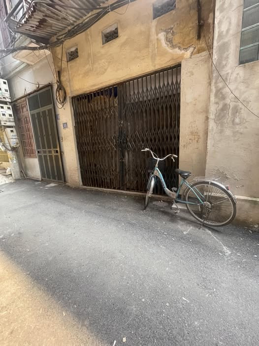 Bán nhà tại chợ Văn Điển, 30m2, mặt tiền rộng, ô tô đỗ cửa, sổ đỏ cất két