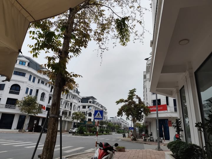 Chính chủ gửi bán căn nhà xây thô, đường đôi khu đô thị Vũ Phúc