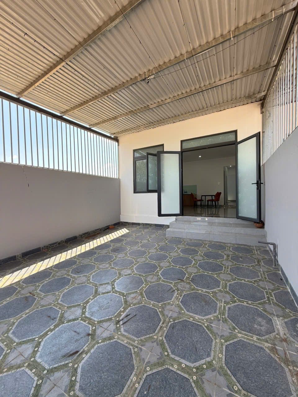 Bán nhà hẻm Y Moan, Đắk Lắk, sổ chung, giá 1.25 tỷ, đường 7m, 2 ô tô tránh nhau, bao ở