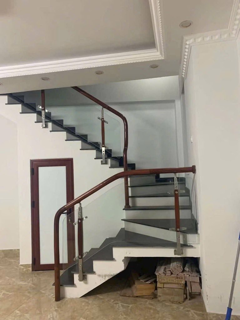 Bán nhà 49m2 Trần Thái Tông, Cầu Giấy, giá 9 tỷ, sổ đỏ sẵn giao dịch