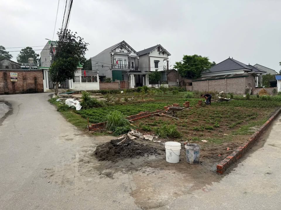 Đất 2 mặt tiền, sổ đỏ sẵn sàng, giá mềm cho nhà đầu tư