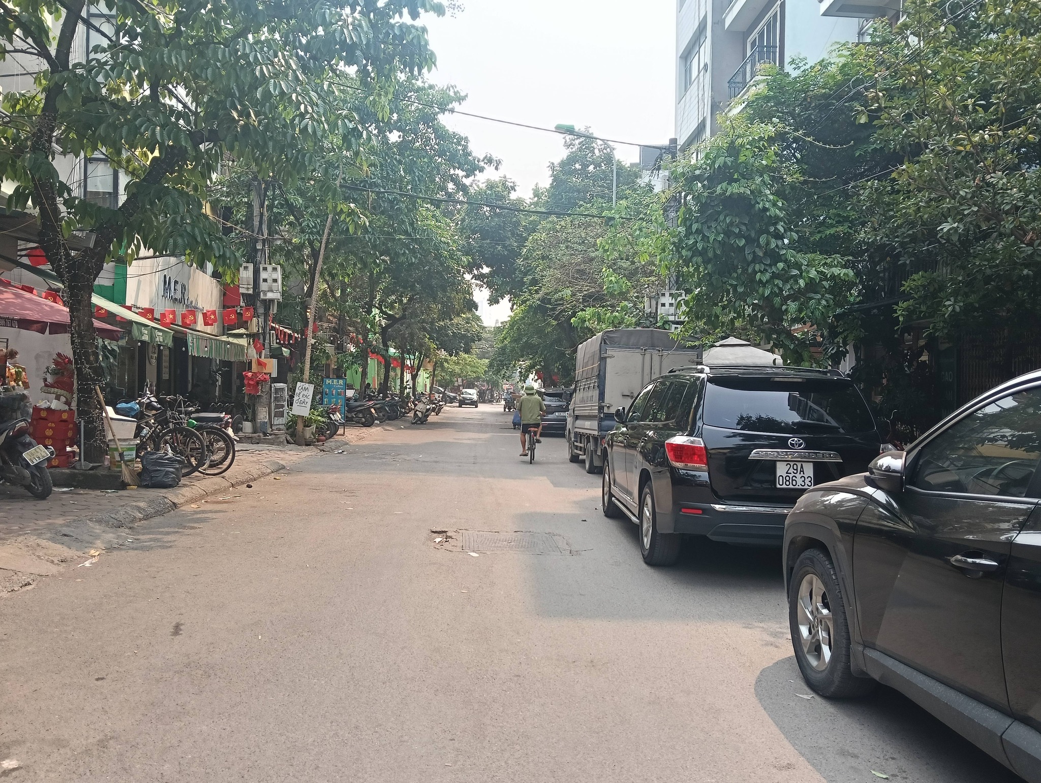 Siêu phẩm 77m² Hoàng Quốc Việt, 5 tầng ngõ thông, chỉ vài bước ra ô tô