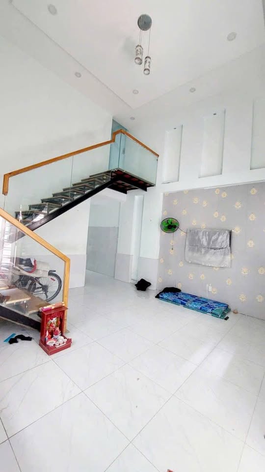 Bán nhà đẹp 2 lầu, đối diện Vạn Phúc City, giá 4.5 tỷ