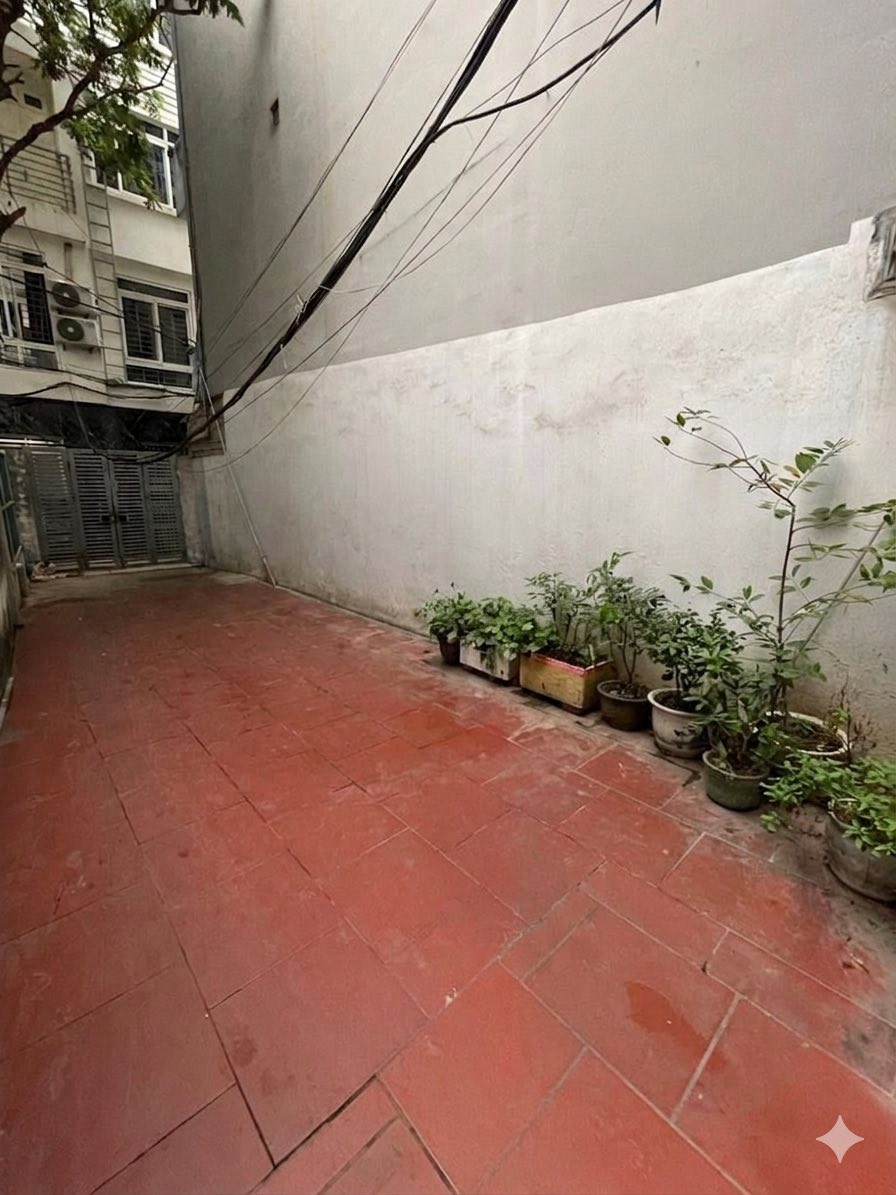 Bán nhà Hoàng Hoa Thám, Ba Đình, gần phố, sân để xe thoáng