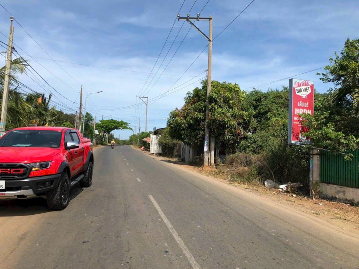 Đất Quảng Phú mặt tiền đường chính, ngay ngã ba cô đơn, sổ hồng riêng, 1,3 tỷ