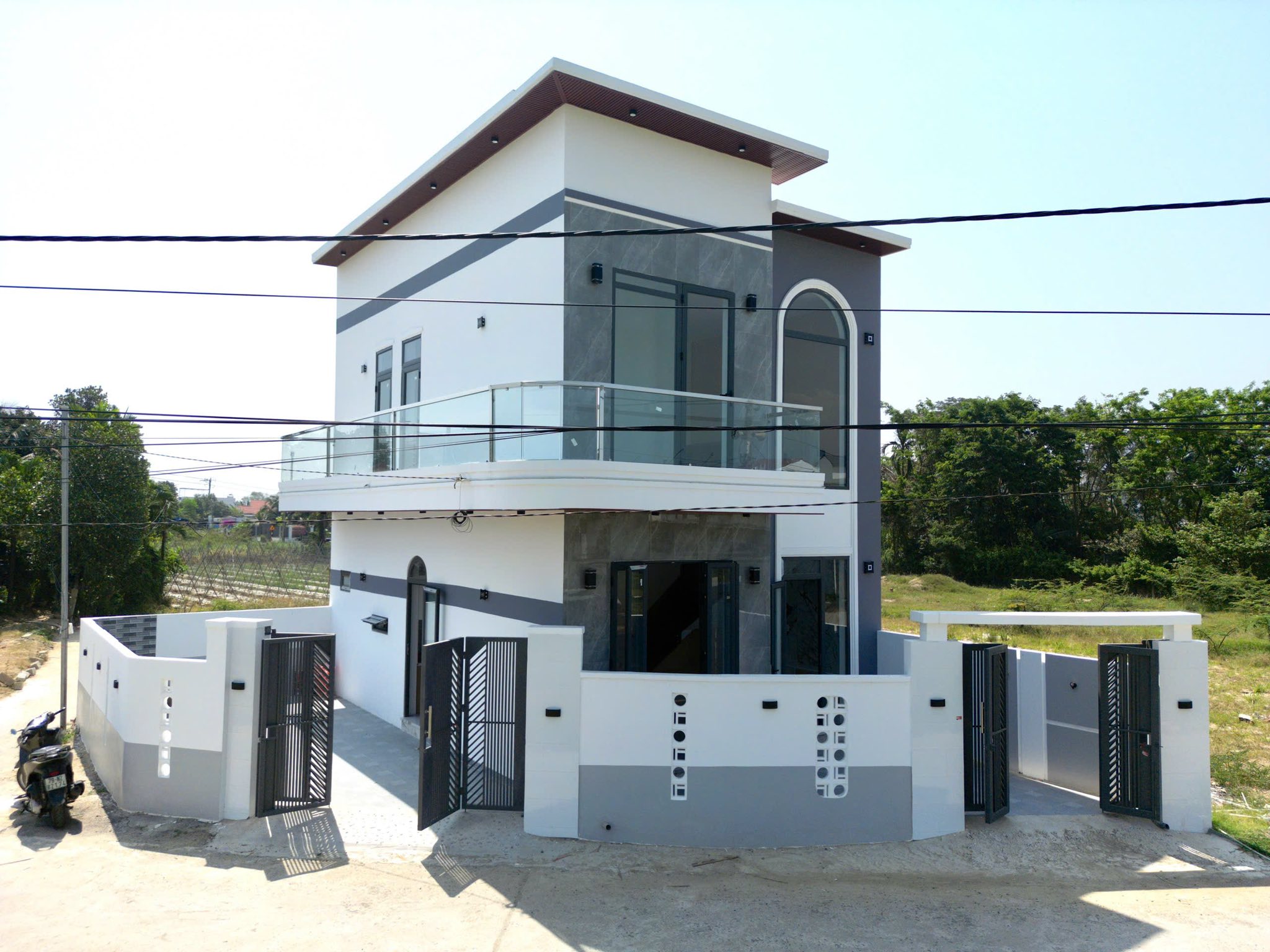 Bán nhà đẹp căn góc 2 tầng mặt tiền đường Mương Thảo, Diên Phú