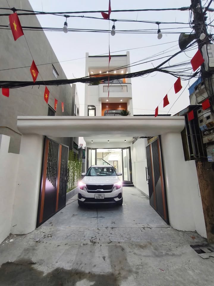 Bán nhà 3 tầng khu Mỹ Trung, Nam Định, sân ô tô, vị trí đẹp, giá 3.3 tỷ