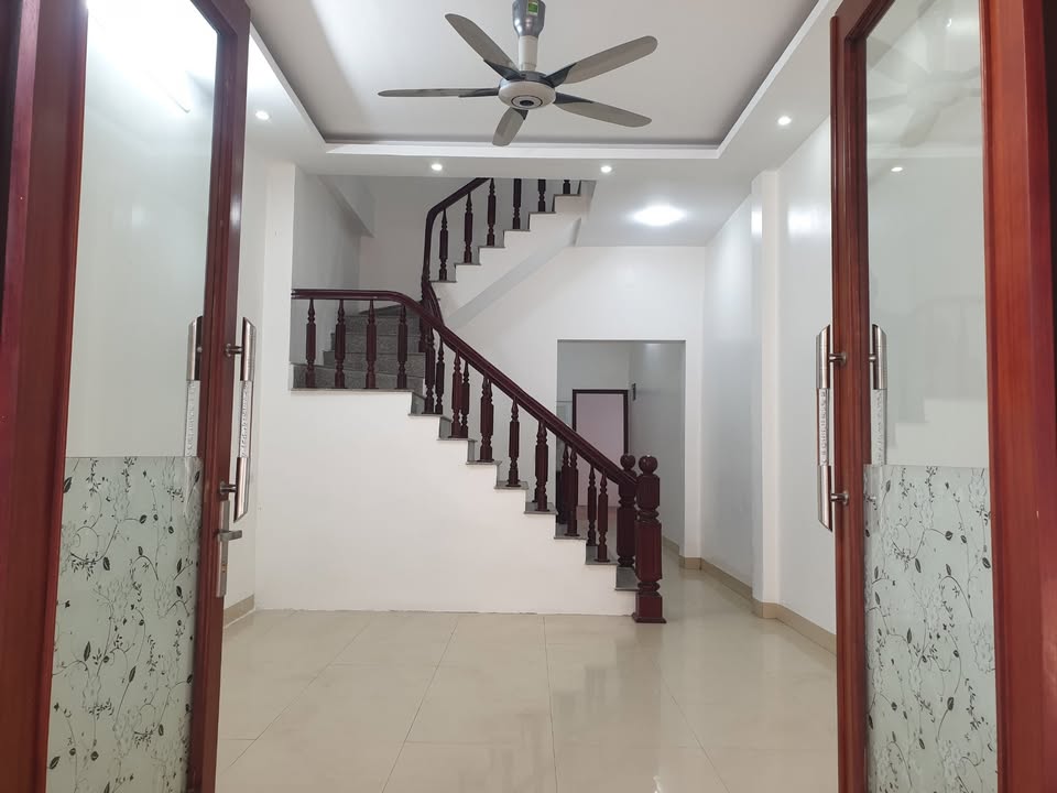 Chính chủ bán gấp nhà 3 tầng, hướng Đông Nam, ô tô đỗ cửa, ngõ thông thoáng tại Giải Phóng, Nam Định