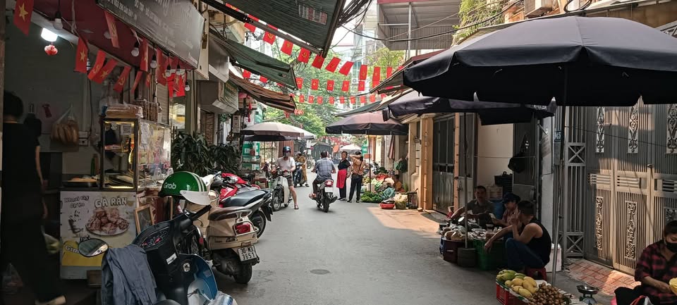 Cần bán gấp căn nhà xây 4 tầng trong ngõ 260 Cầu Giấy, diện tích 52m2. Giá 12,8 tỷ