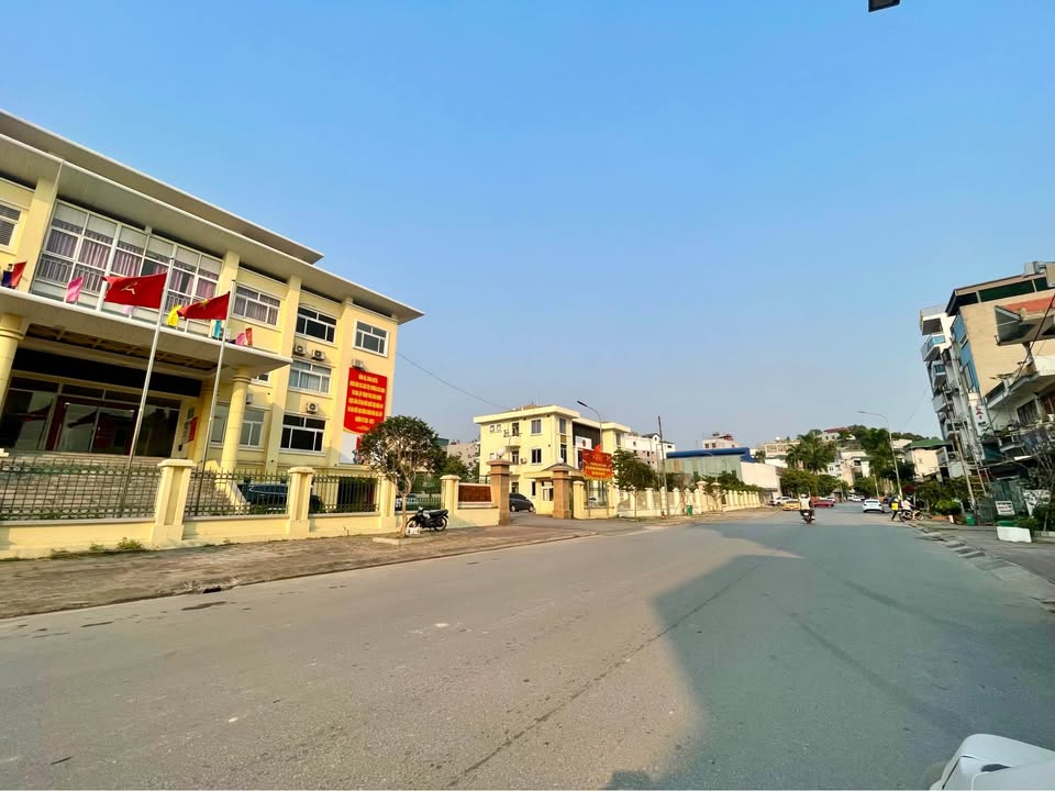 Bán nhà 3 tầng khu đô thị Cao Xanh, đối diện ủy ban phường, vị trí kinh doanh quá đẹp