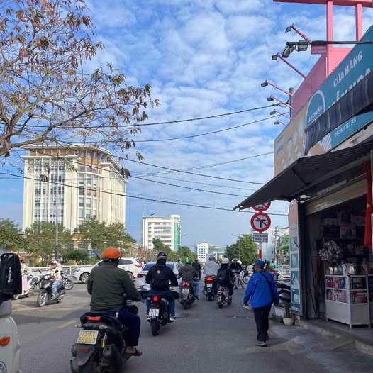 Bán nhà mặt tiền đường Trần Phú, thành phố Huế, kinh doanh buôn bán tốt