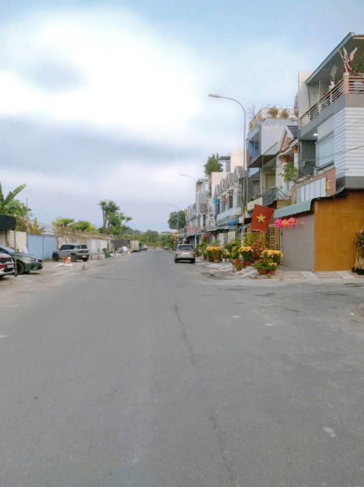 Bán nhà khu dân cư cao cấp, gần công ty Pouchen, giá 3.95 tỷ