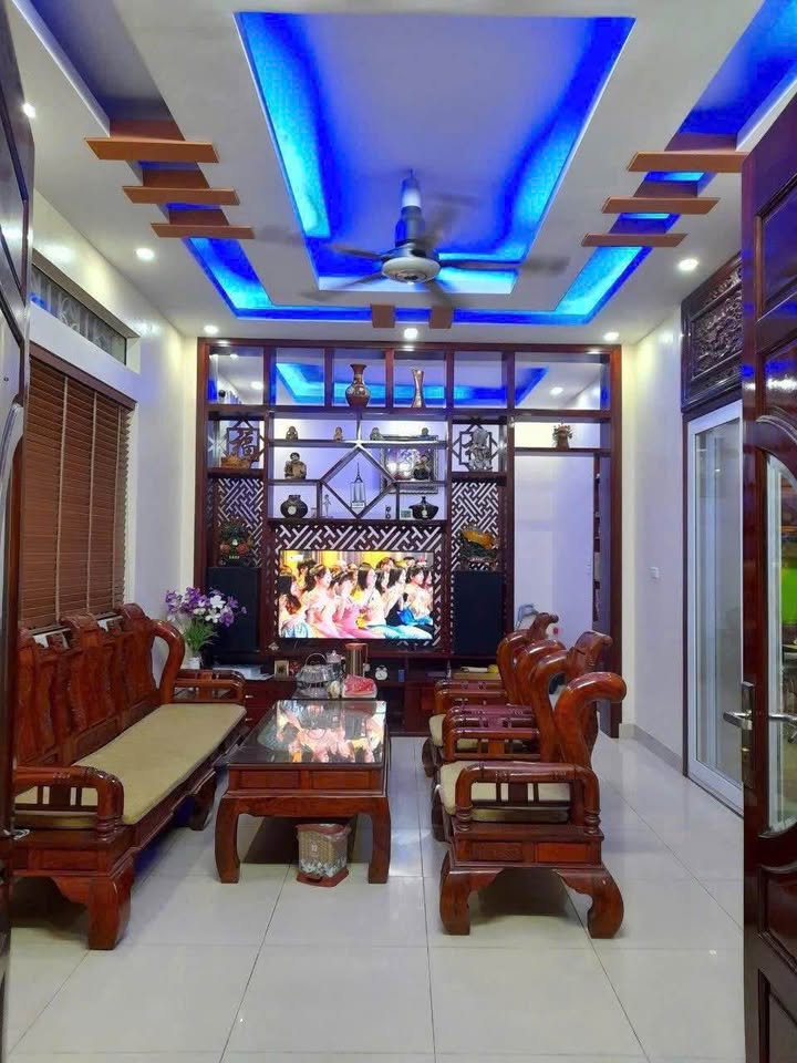 Nhà 3 mặt tiền thoáng mát, sẵn đồ, chỉ việc xách vali vào ở