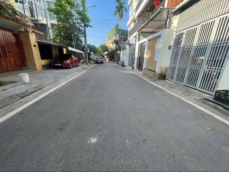 Bán nhà 2 tầng Điềm Phùng Thị, Vỹ Dạ, nội thất gỗ hương cực đẹp, giá 5.3 tỷ