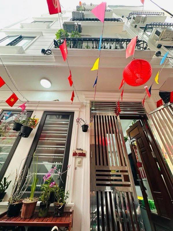 Bán nhà 5 tầng, có thang máy, 42m2, cách đại học Công nghiệp 300m, ngõ ô tô đỗ cửa