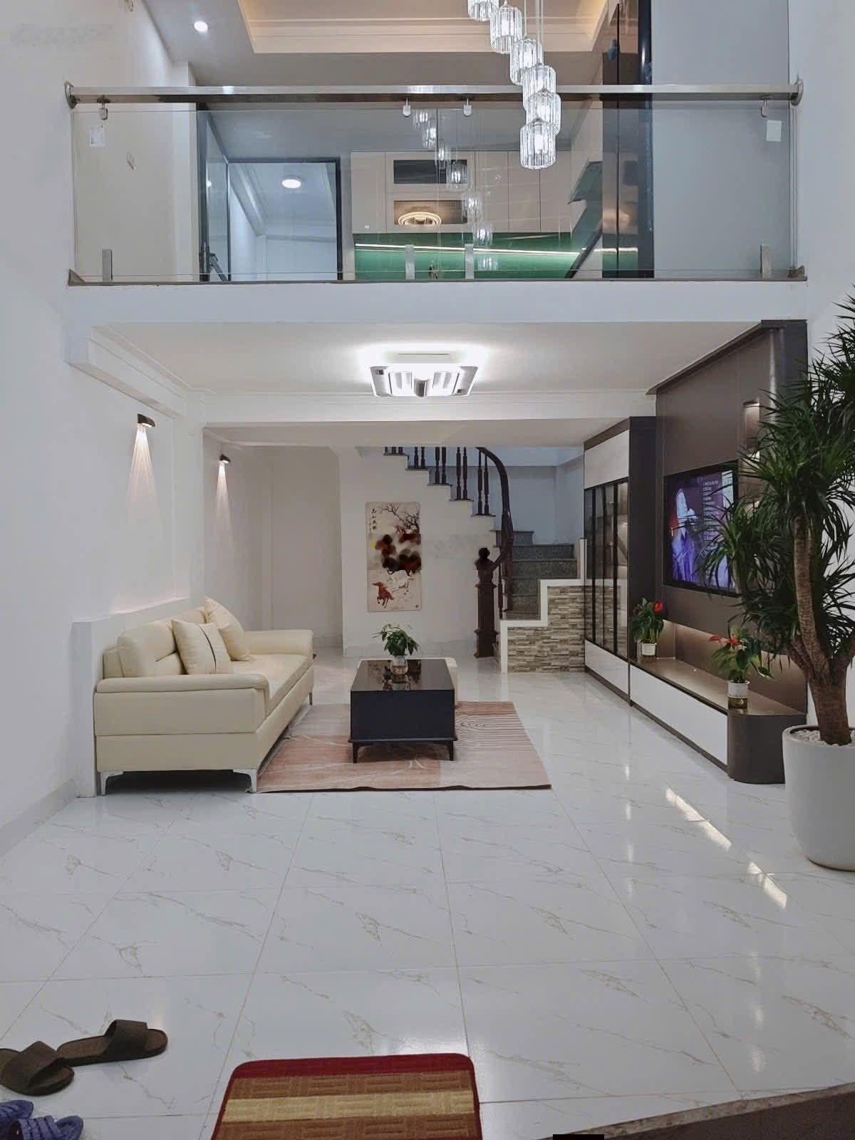 Bán gấp! Đội Cấn, khu vực vip, nhà đẹp ở luôn, 40m ôtô tránh, gần hồ, 2 thoáng, 40m2*5T