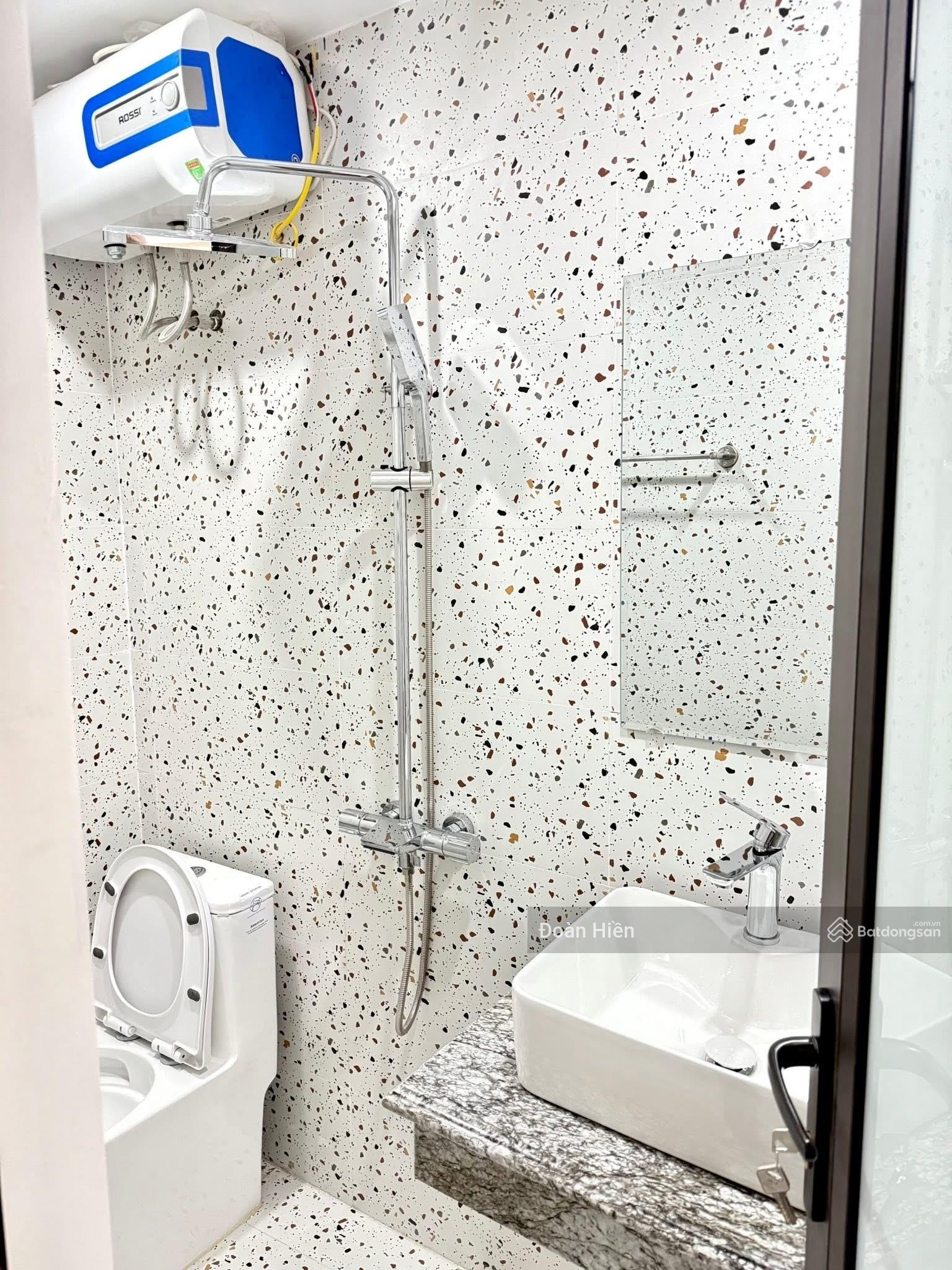 Chủ cần bán nhanh! Nhà Đội Cấn, ô tô đỗ cổng, nhà KCBT, tặng NT, 50m*5t, ko QH, chủ thiện chí