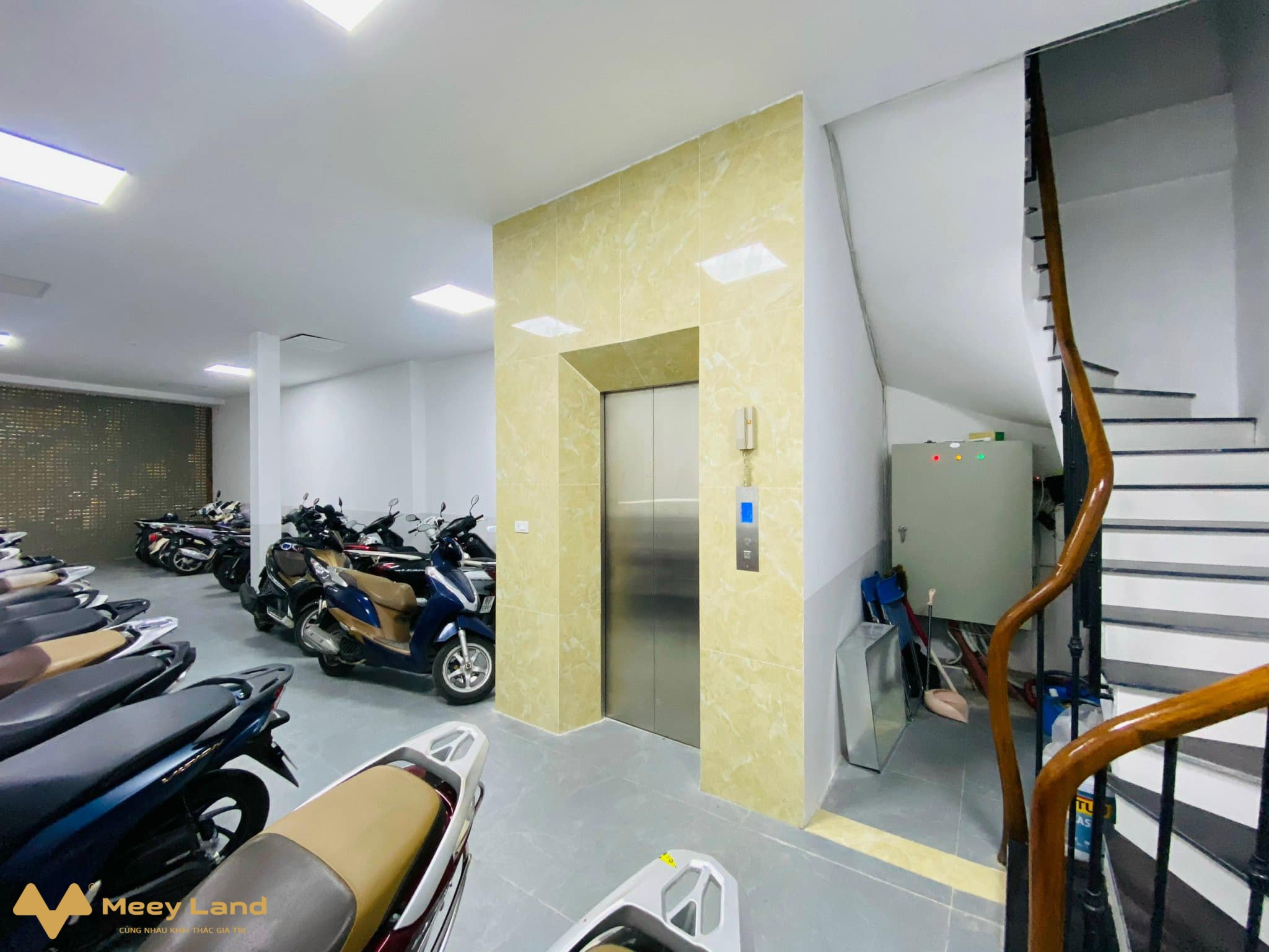 Bán tòa nhà phố Cự Lộc, Thanh Xuân, ngay cạnh Vinhomes Royal City