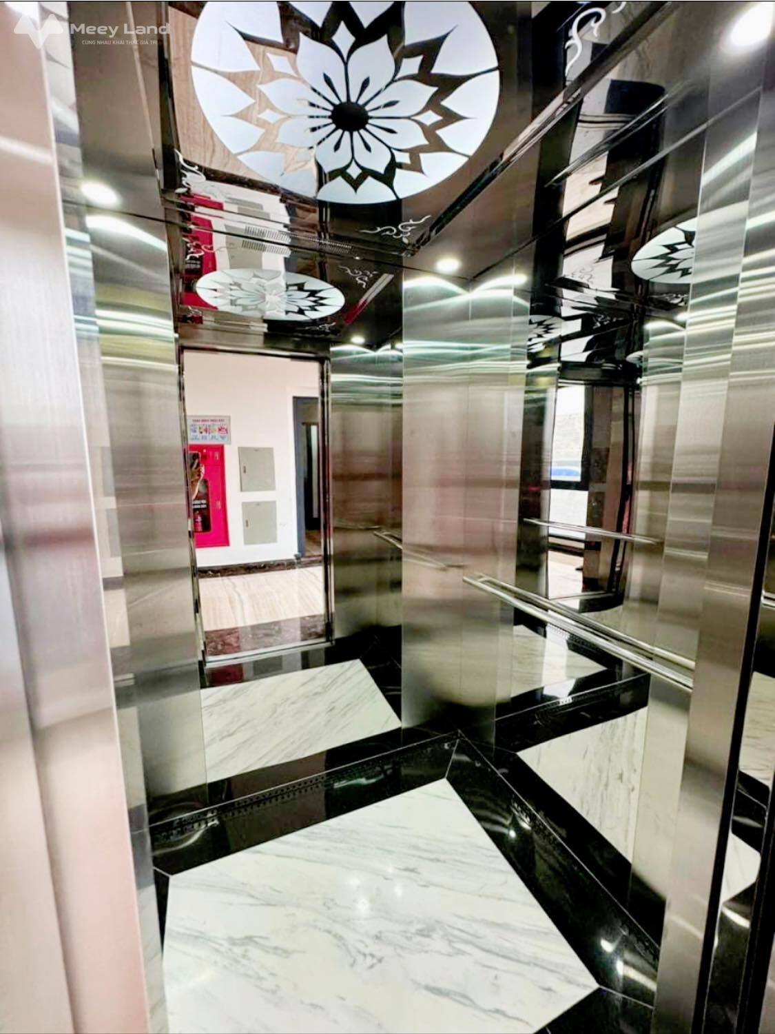 Tòa nhà mặt phố Quan Hoa, Cầu Giấy, 9 tầng thang máy mới tinh, thiết kế hiện đại, xịn sò