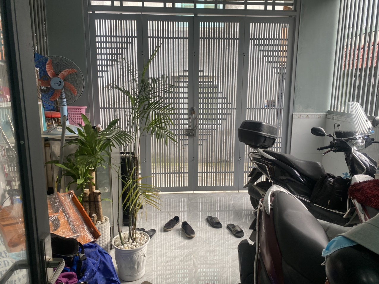 Bán nhà chính chủ quận 9, gồm sân đậu xe, khách, bếp ăn, 2 ngủ, 2 vệ sinh