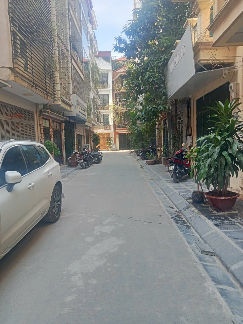 Bán nhà khu đô thị Định Công 110m2, 4 tầng, mặt tiền 6,8m, 28 tỷ, kinh doanh, ô tô tránh đỗ cửa