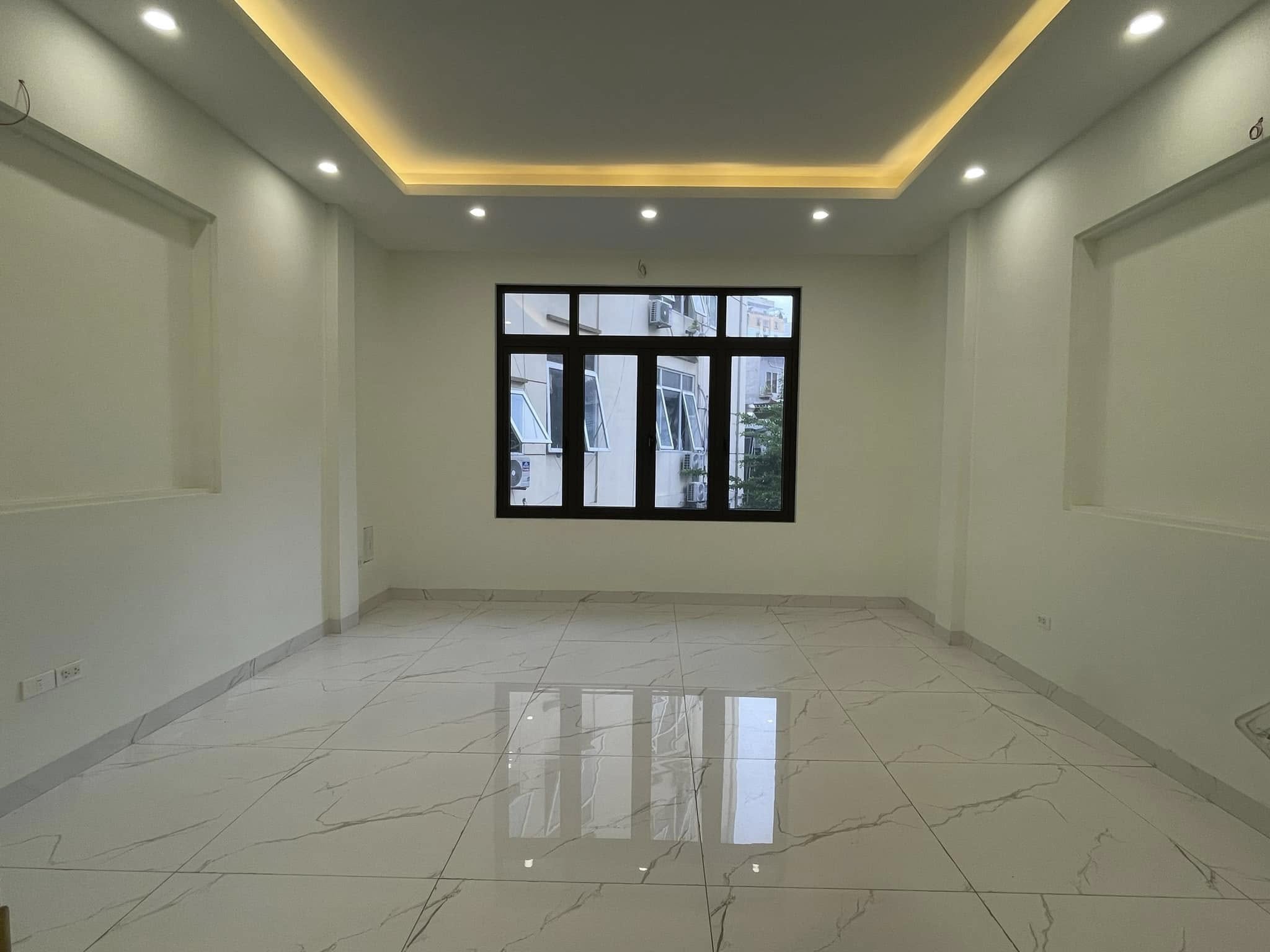 Bán nhà phố Ngọc Khánh, Ba Đình, vị trí trung tâm, 5 tầng, thang máy mới