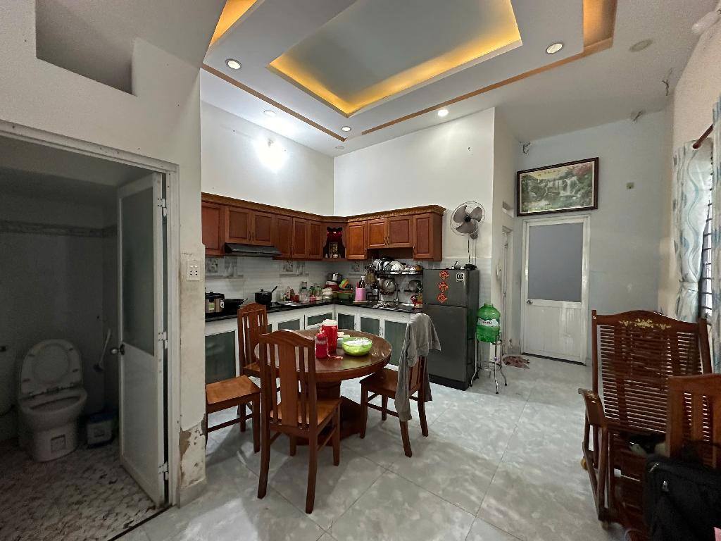 Hạ giá bán gấp căn nhà - 3 tầng - 4 phòng ngủ - chợ Bà Điểm - Hóc Môn