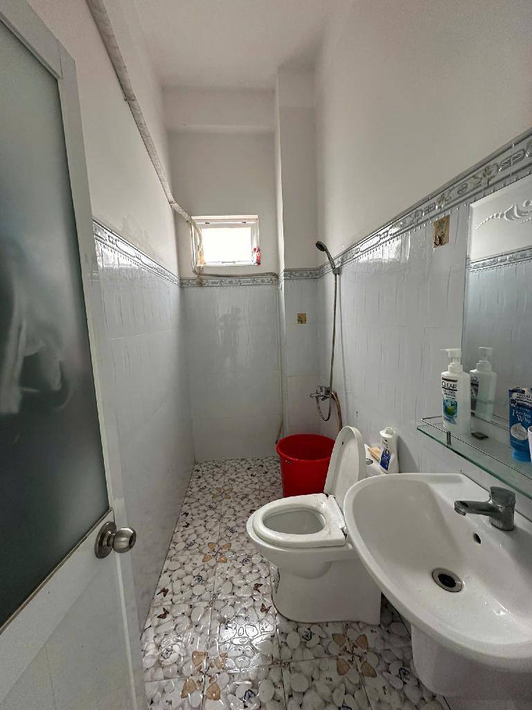 Hạ giá bán gấp căn nhà - 3 tầng - 4 phòng ngủ - chợ Bà Điểm - Hóc Môn