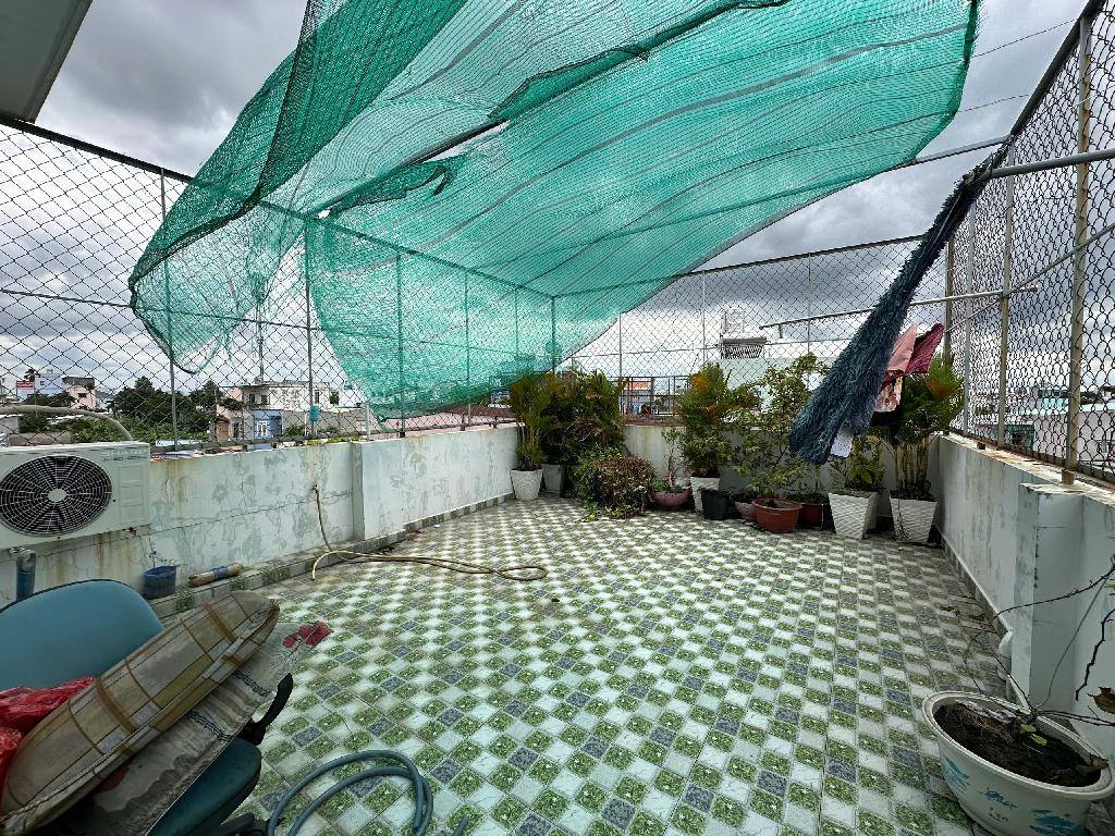 Hạ giá bán gấp căn nhà - 3 tầng - 4 phòng ngủ - chợ Bà Điểm - Hóc Môn