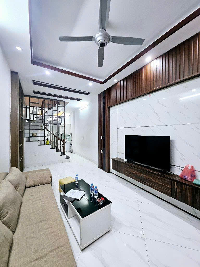 Bán nhà Minh Khai ở luôn, ngõ nông, gần ô tô, dân xây, hai thoáng 63m2, giá chỉ 10 tỷ