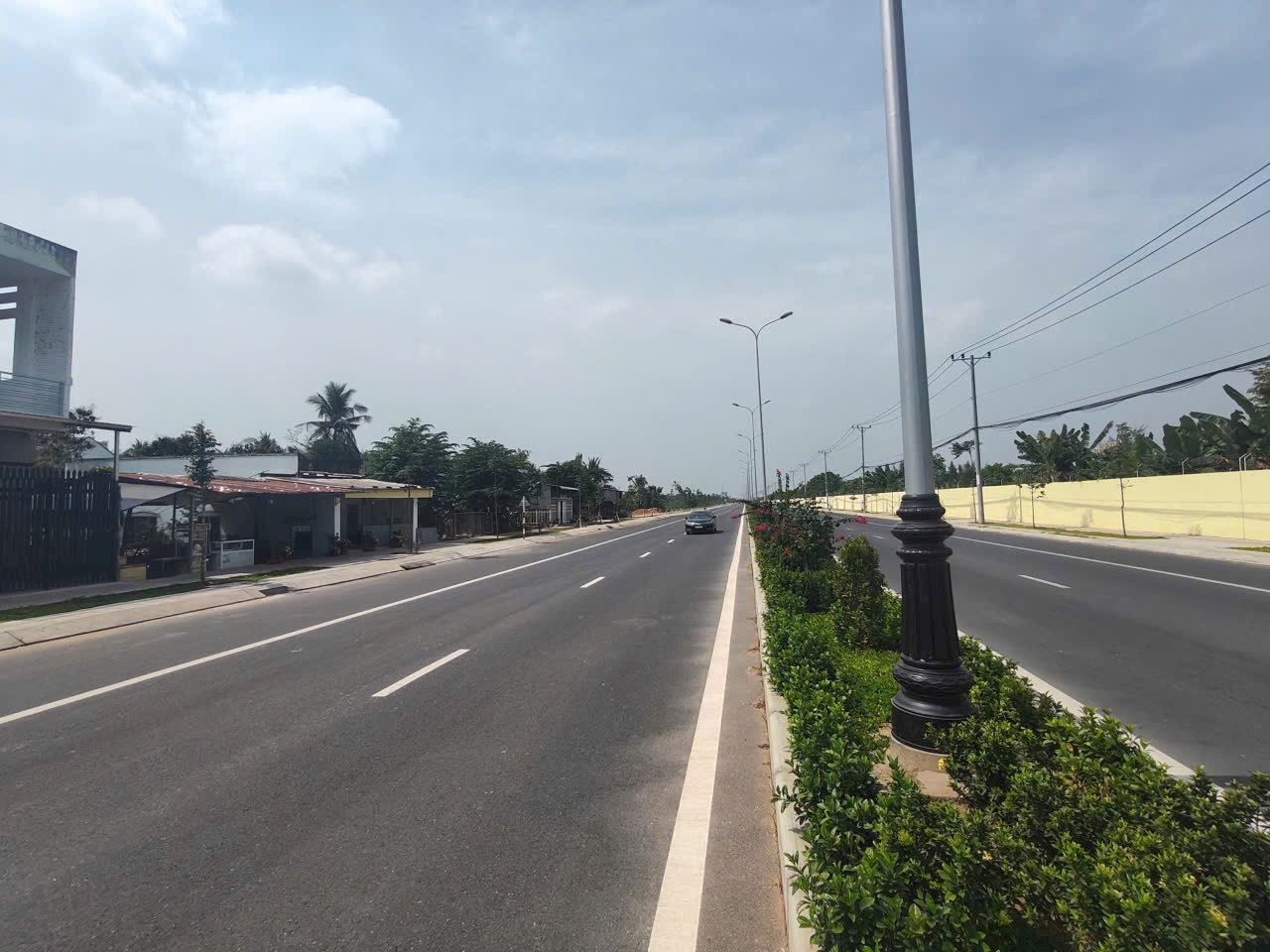 Cho thuê mặt bằng đẹp 600m2, 2 mặt tiền đường Nguyễn Duy Tân, lộ 2 chiều, vị trí đắc địa