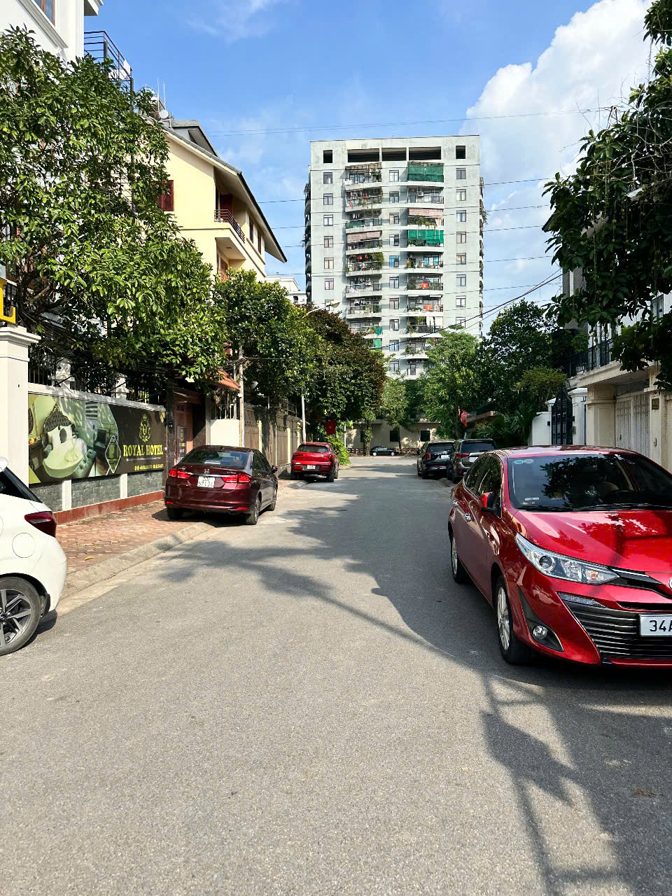 Bán biệt thự sân vườn Huỳnh Văn Nghệ, Sài Đồng 215m2, 4 tầng, mặt tiền 13m, 43 tỷ, gara ô tô