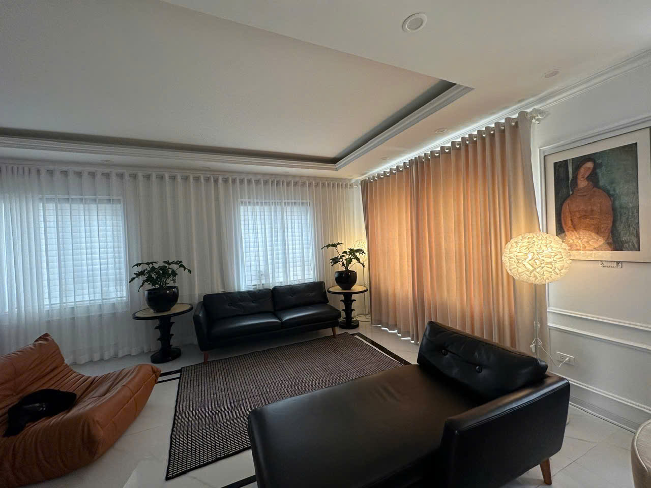 Bán biệt thự sân vườn Huỳnh Văn Nghệ, Sài Đồng 215m2, 4 tầng, mặt tiền 13m, 43 tỷ, gara ô tô