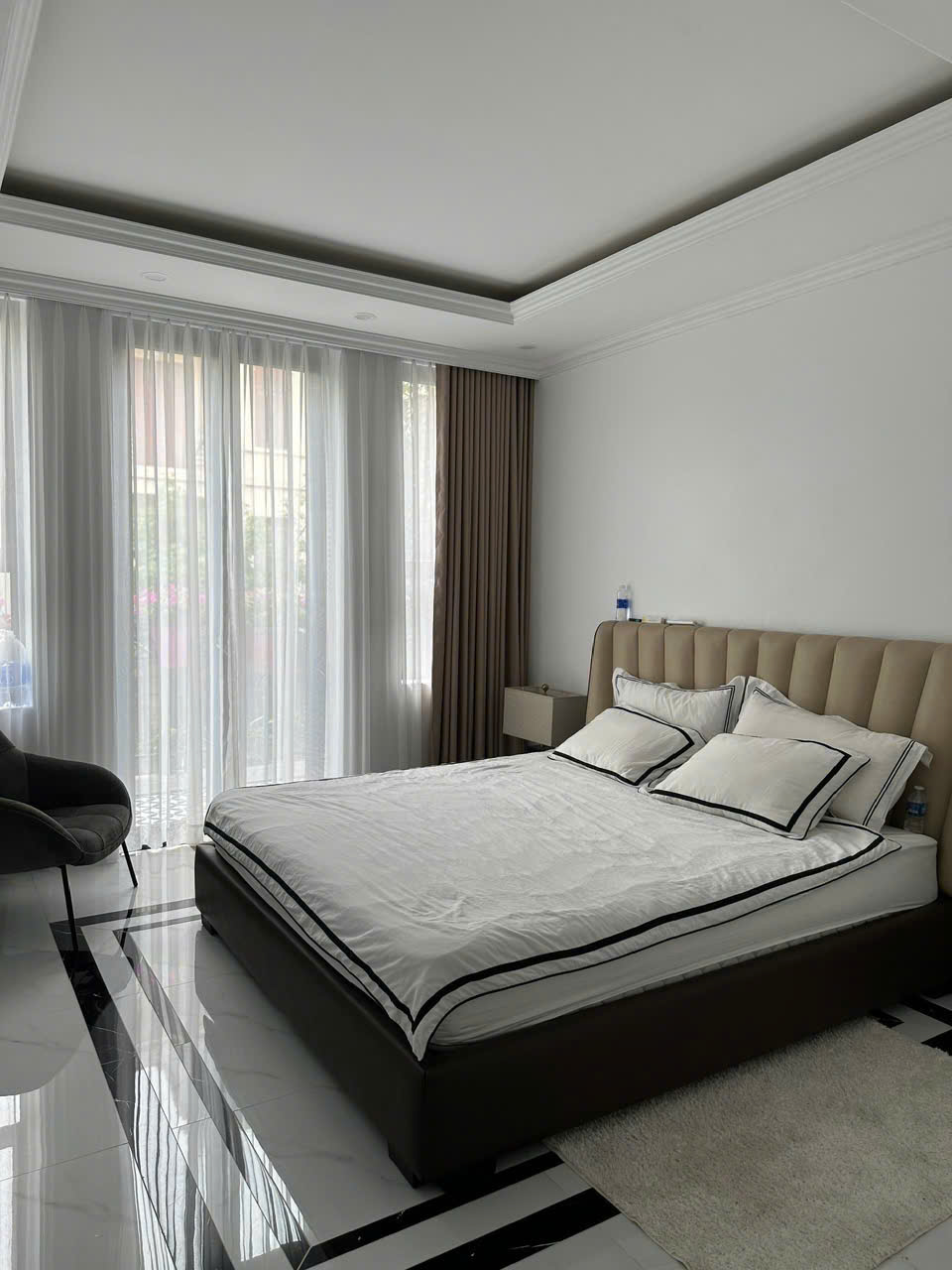 Bán biệt thự sân vườn Huỳnh Văn Nghệ, Sài Đồng 215m2, 4 tầng, mặt tiền 13m, 43 tỷ, gara ô tô