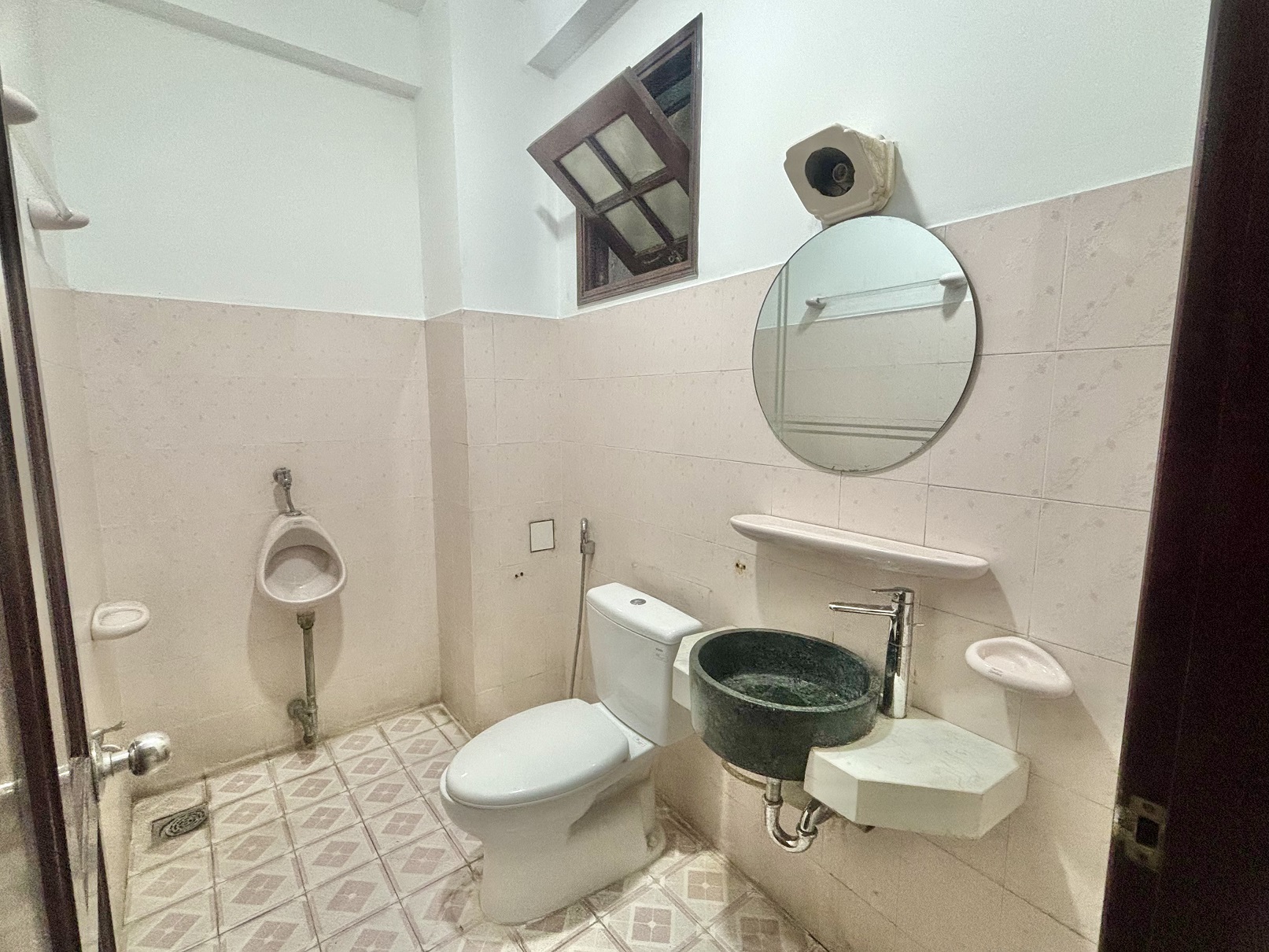 Cho thuê rẻ nhà vị trí đẹp 4m x 17.5m Điện Biên Phủ, Quận 3, thành phố Hồ Chí Minh