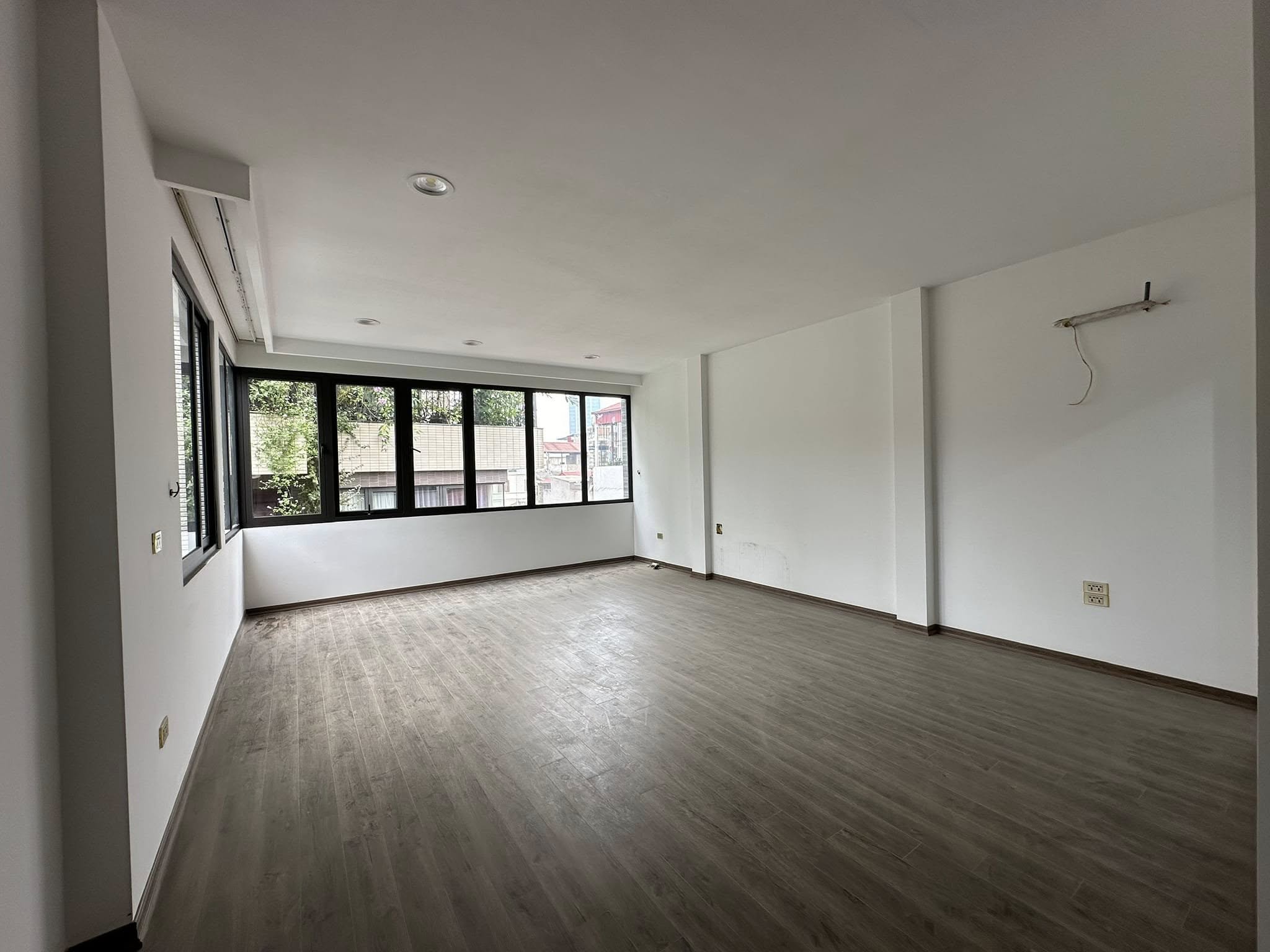 Bán nhà phố Kim Mã, trung tâm Ba Đình, 7 tầng, thang máy mới