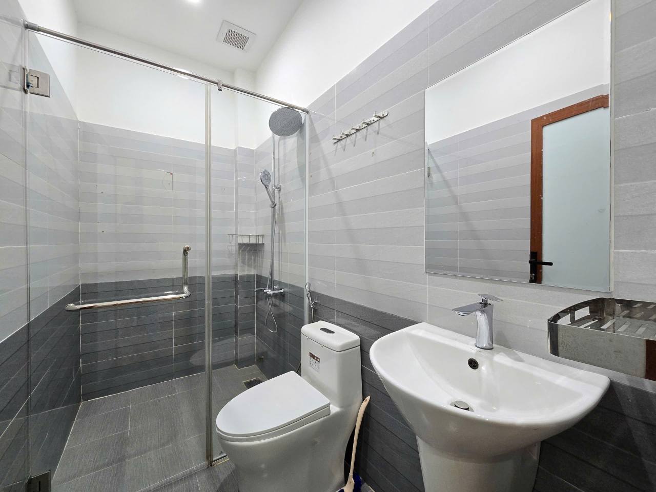 Siêu phẩm 4 tầng sát Hồ Tùng Mậu, full nội thất, gần biển Nguyễn Tất Thành, Đà Nẵng