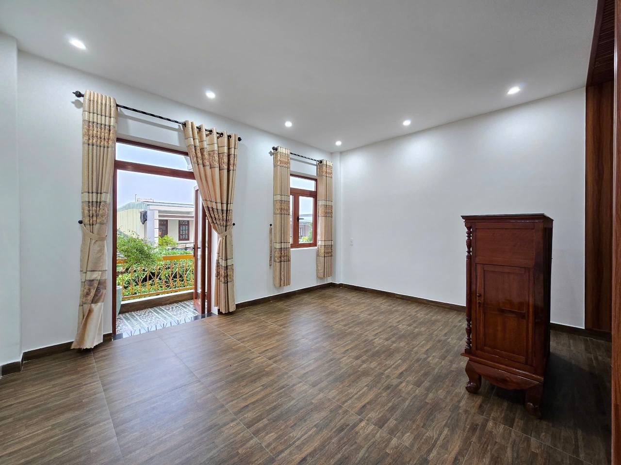 Siêu phẩm 4 tầng sát Hồ Tùng Mậu, full nội thất, gần biển Nguyễn Tất Thành, Đà Nẵng