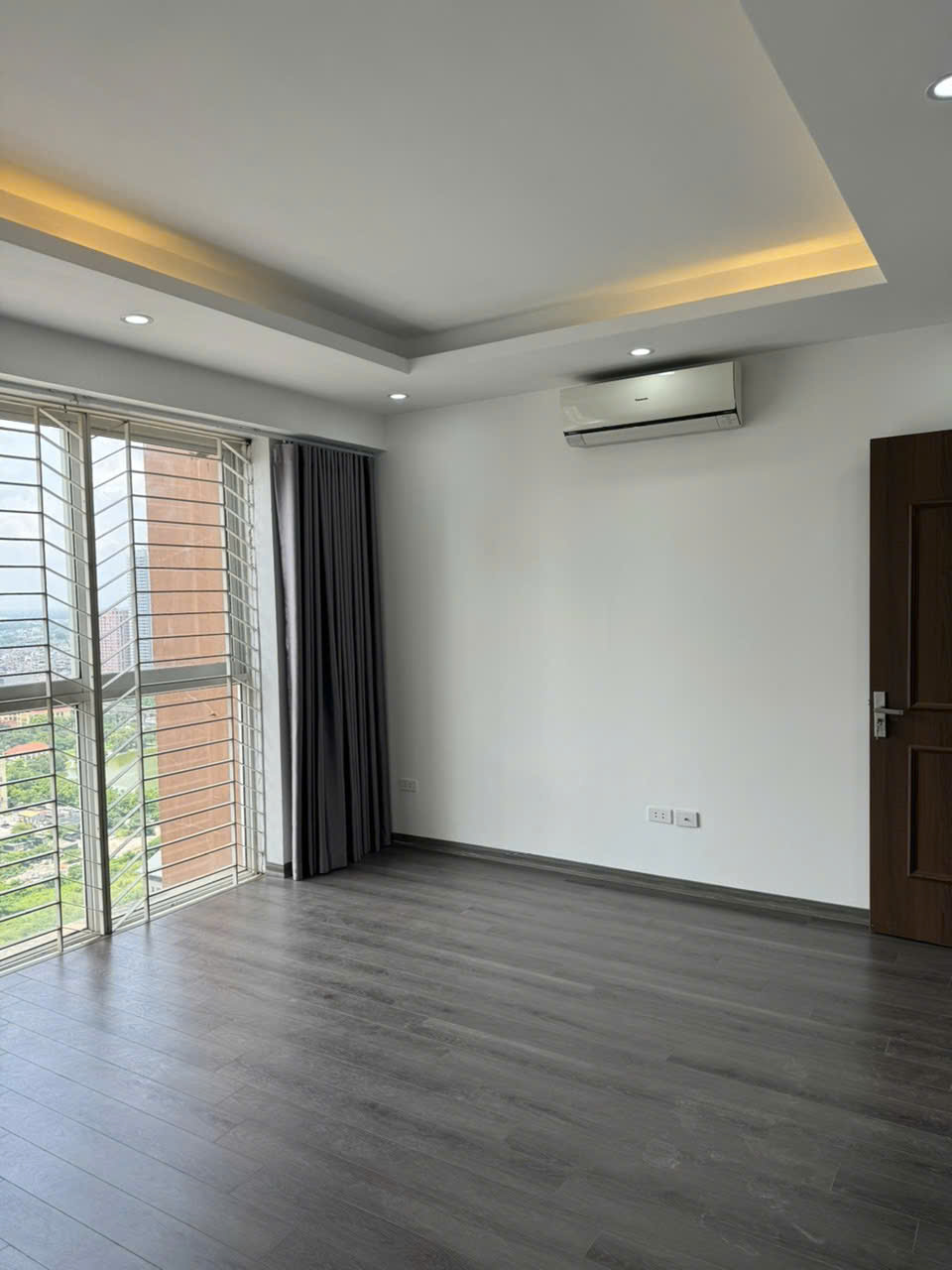 Cần bán căn hộ diện tích 100m2 - 3 phòng ngủ - Full đồ - Tòa nhà B.I.G Tower 18 Phạm Hùng