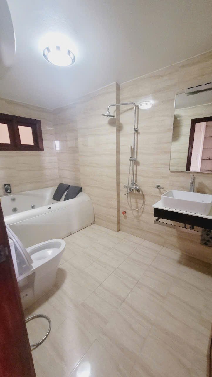 Cho thuê nhà 5 tầng mặt đường Phạm Văn Đồng, Thanh Bình, 102m2, ngang 6m