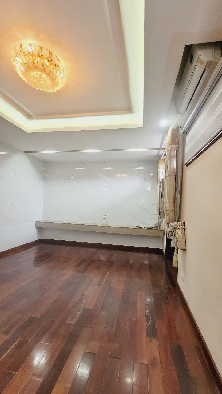 Cho thuê nhà 5 tầng mặt đường Phạm Văn Đồng, Thanh Bình, 102m2, ngang 6m