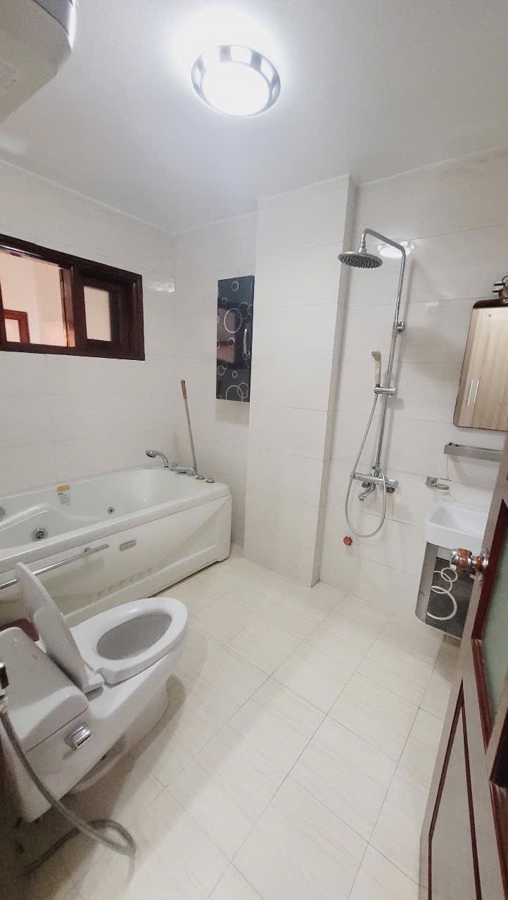 Cho thuê nhà 5 tầng mặt đường Phạm Văn Đồng, Thanh Bình, 102m2, ngang 6m