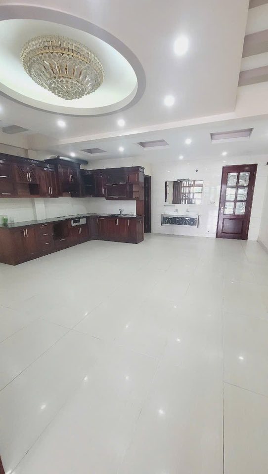 Cho thuê nhà 5 tầng mặt đường Phạm Văn Đồng, Thanh Bình, 102m2, ngang 6m