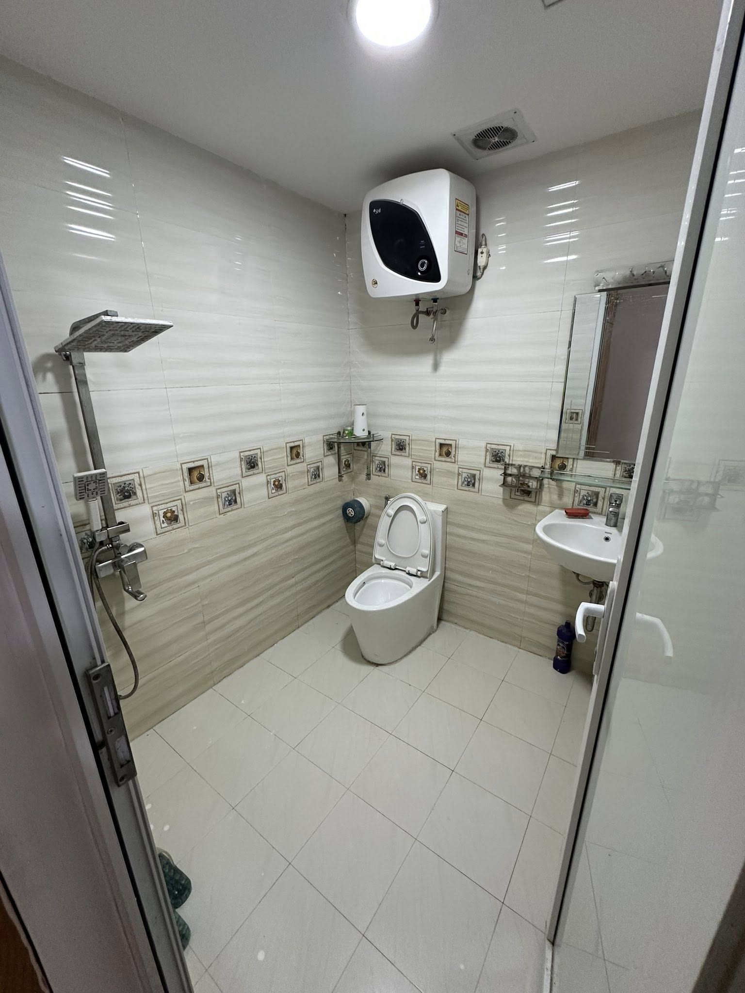 Cho thuê căn hộ 3 ngủ, 2 vệ sinh, full đồ 137 Nguyễn Ngọc Vũ ,Trung Hoà, Cầu Giấy, Hà Nội